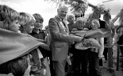 RJ000000965 Burgemeester Kok knipt een lint door waarmee hij de Jongensstad opent, een huttendorp opgericht door ...