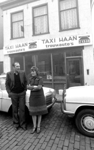 RJ000001093 Purmerend, Het echtpaar J.D. Haan van Taxi Haan die deze kerst niet rijden. (NNC 24-12-1976)