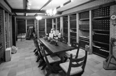 RJ000001097 Purmerend, Foto 1/2: Het nieuwe proeflokaal van wijnhandel Steevers aan de Kanaalstraat 4. (NNC 17-12-1976)