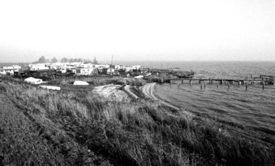 RJ000001101 Broek in WaterlandFoto 2/2: Het strandje met steigers van de camping Uitdam (NNC 24-12-1976)