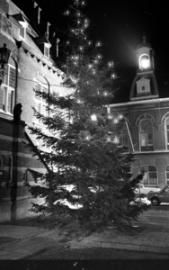 RJ000001121 PurmerendFoto 2/2: Lichtjes branden in kerstboom op de Kaasmarkt. De Ondernemersvereniging COP van ...