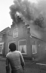 RJ000001132 EdamFoto1/5: Uit de woning boven het Chinees-Indisch restaurant Tai Wah stroomt rook.(NNC 24-12-1976)