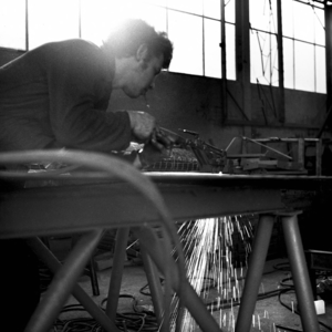 RJ000000042 Een metaalbewerker bezig met het snijden van een plaat in het Las en Constructie Bedrijf van De Graaf en De ...