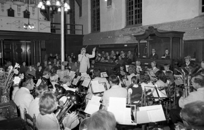 RJ000000158 De Ilpendamse Fanfare in actie in de NH kerk met hun zojuist verkregen nieuwe instrumentarium.(NNC 17-04-1972)