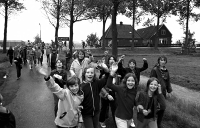 RJ000000188 Purmerendse schoolkinderen lopen bij het keerpunt in Kwadijk de Avondvierdaagse. (NNC 12-06-1972)