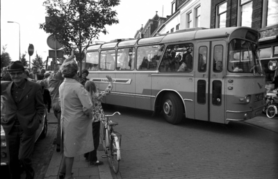 RJ000000200 Bussen met leden van muziekvereniging Willem Eggert arriveren weer thuis aan de Bierkade na een bezoek aan ...
