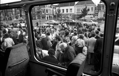 RJ000000202 Bussen met leden van muziekvereeniging Willem Eggert arriveren weer thuis aan de Bierkade na een bezoek aan ...