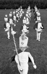 RJ000000231 Tamboerkorps Drumante in vol ornaat op een van de sportvelden in actie. (NNC 06-09-1972)