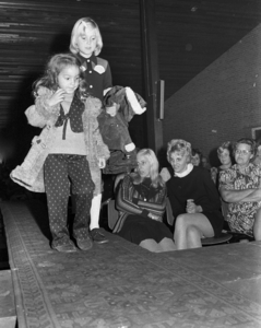 RJ000000262 Moeders kijken aandachtig toe als kinderen de nieuwste mode tonen in de Taborkerk. (NNC 13-10-1972)