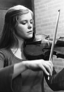 RJ000000300 De violiste Emmy Verhey speelde in de Purmerendse Taborkerk. (NNC 02-02-1973)