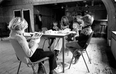 RJ000000379 Kinderen lezen tijdens het overblijven in buurthuis Het Noot in de Wheermolen. (NNC 09-03-1973)