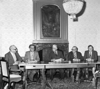 RJ000000400 Burgemeester J.H. Kok met de wethouders H. Nordmann, A. Veerman, Th. Koning en ?