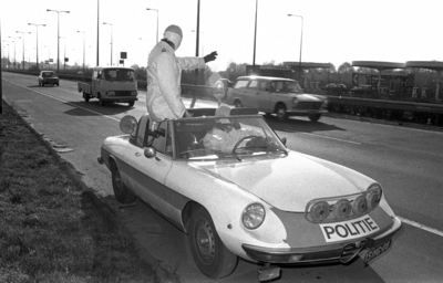 RJ000000428 Gezeten in een Alfa Romeo Spider dirigeert de verkeerspolitie de verkeersstroom op de A10.