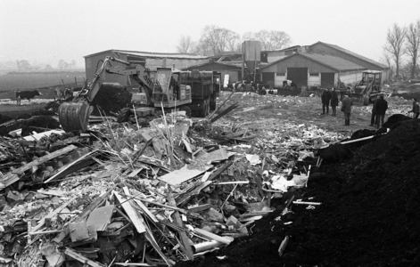 RJ000000433 De illegale stortplaats achter de boerderij van Th. Klomp die opgeruimd werd. (NNC 19-03-1976)