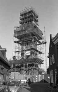 RJ000000445 De speeltoren van Monnickendam in de steigers ten behoeve van een grondige restauratie. (NNC 8-03-1976)