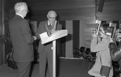 RJ000000468 Bij de opening van het nieuwe Polymerencentrum bij Shell bood de directeur van het laboratorium, Dr. Ir. J. ...