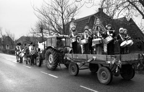 RJ000000526 Met de fanfare op een platte wagen werd door jongeren een inzamelingsactie gehouden voor het dorpshuis in ...