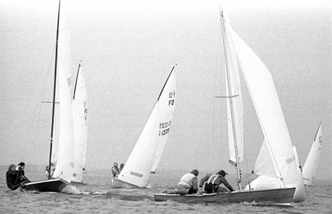 RJ000000541 Tijdens Olympische selectie wedstrijden op de Gouwzee ronden de toppers in FD klasse de eertse boei. (NNC ...