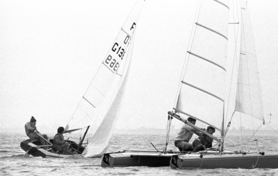 RJ000000546 Tijdens Olympische selectie wedstrijden op de Gouwzee zeilen de FD's en Tornado's door elkaar. (NNC 5-04-1976)