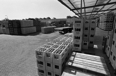 RJ000000569 Op het terrein van Ons Belang in de Beemster staan vele kratten frisdranken en bier klaar om aan de grote ...