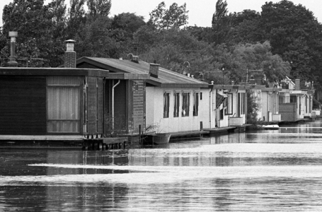 RJ000000599 Woonarken aan de Woudweeren bij Broek in Waterland.(NNC 18-06-1976)