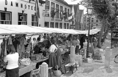 RJ000000626 Kraampjes van de oud-hollandse markt in het centrum van Edam trokken veel bekijks.(NNC 14-06-1976)