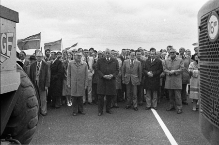 RJ000000645 Gedeputeerde Van Dis, burgemeesters o.a. Van Burg en Kerkhoven, de heer De Vos van Rijkswaterstaat staan ...