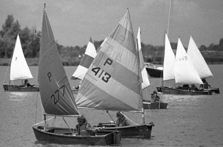 RJ000000655 Op de Gouwzee bij Monnickendam voeren de jongste zeilers in de Piraatklasse hun wedstrijd. (NNC 9-08-1976)