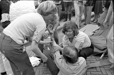 RJ000000675 Tijdens de Broeker feestweek worden gewonden door ijverige EHBO'ers geholpen bij de demonstratie van ...