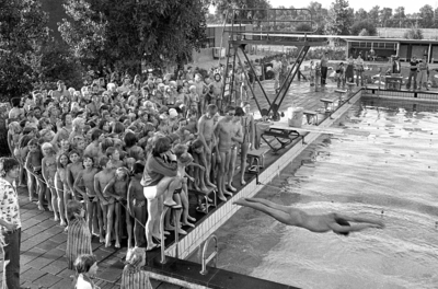 RJ000000695 Recorddrukte tijdens de zwemvierdaagse in zwembad de Wilgenhoek. (NNC 27-08-1976)