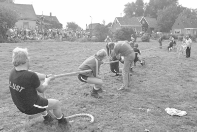 RJ000000745 Het touwtrek toernooi in volle gang, georganiseerd door de touwtrekvereniging Wij gaan door uit Graftdijk. ...