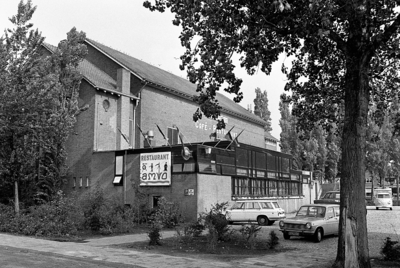 RJ000000788 De achterkant met parkeerplaatsen van het AMVO. Het restaurant en bioscoop werd 25 jaar geleden opgericht ...