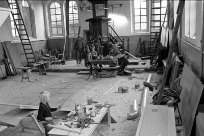 RJ000000816 Vrijwilligers werken hard aan de restauratie van het interieur van de Nederlandse Hervormde Kerk. Op de ...