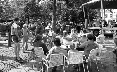 RJ000000937 Overvolle terrassen tussen de paarden op de dinsdagmarkt tijdens de Bouwvakvakantie .(NNC 7 juli 1976)