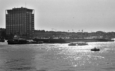 RJ000000955 Een van de pontons bestemd voor gas en oliewinning op de Noordzee, gebouwd bij de NDSM, vaart na zojuist te ...