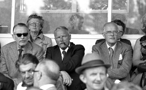 RJ000001004 Hoog bezoek op de Beemster Ruiterdag v.l.n.r. de heren Pesman, Berkhouwer en burgemeester Kloeke. (NNC 30 ...