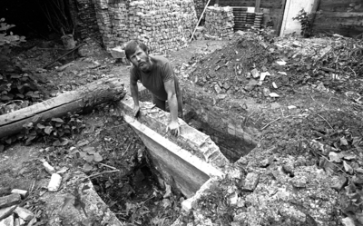 RJ000001030 Fred Roskam bij de resten van een Joods badhuis aan de Grote Kerkstraat in Edam.(NNC 14 juli 1976)