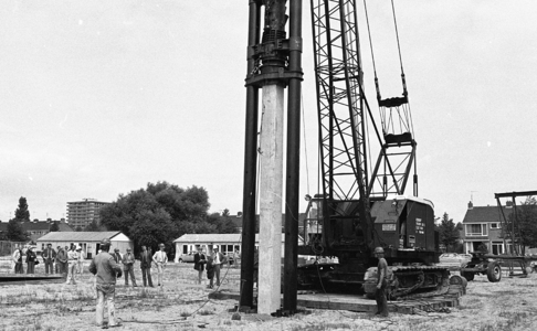 RJ000001032 Eerste paal voor het Rijkskantoren complex aan de A. Jacobslaan.(NNC 28 juli 1976)