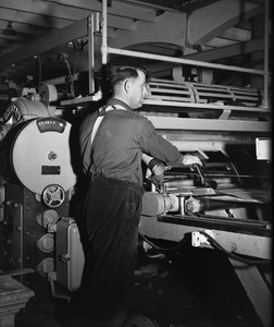WAT120003677 Werknemer (onbekend) van de papierfabriek Van Gelder Zonen in Wormer. De foto's werden zoveel mogelijk in ...