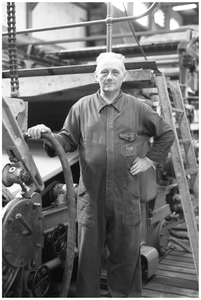 WAT120003706 Werknemer Arie de Lange (papiermaker) van de papierfabriek Van Gelder Zonen in Wormer. De foto's werden ...