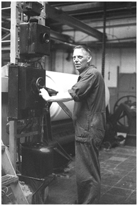 WAT120003766 Werknemer N. Hartog van de papierfabriek Van Gelder Zonen in Wormer. De foto's werden zoveel mogelijk in ...