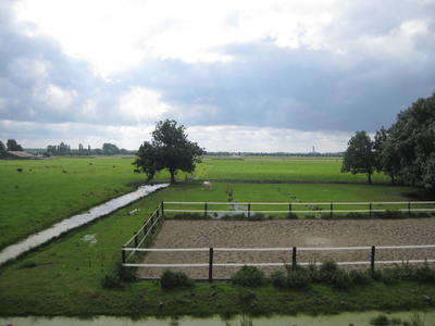 WAT120003308 Weiland links van de stolpboerderij aan de Purmerdijk nummer 14.