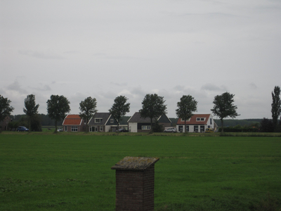 WAT120003538 Purmerenderweg v.l.n.r. M 8 (oranje dak), M 7 (met dakkapel) en schuur, M 5 (oranje dak met dakkapel)
