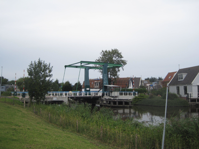 WAT120003616 Brug over de Purmerringvaart naar Edam. Rechts zien we de Groot Westerbuiten straat.