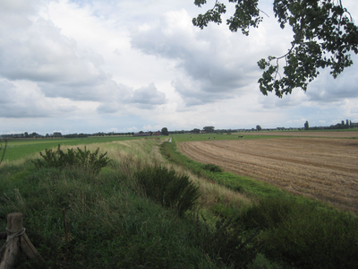 WAT120003639 Midden voor; de oude trambaan van Kwadijk naar Edam, links achter zien we de stolpboerderij 'De Uilenhoek' ...