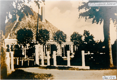 CPH_map2_075 De oude stolpboerderij ,, Elizabeth Hoeve'' van de familie C.Beets aan de Oosterweg nummer M4. ...