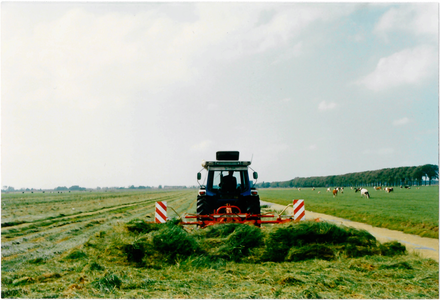 CPH_map2_125 Boer aan het hooischudden, rechts bij de bomen zien we de Purmerenderweg.(achtergrondinformatie: Piet Hetjes)