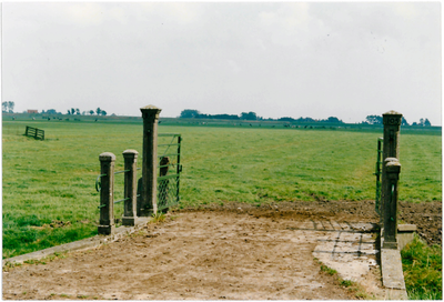 CPH_map3_125 De Purmer, weiland met dam tegenover de stolpboerderij van de familie J. van Twisk aan de Oosterweg nummer ...