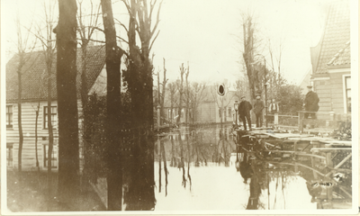 Mulder-z-0010b Foto: watersnoodramp 1916.Dorpsstraat kijkend richting de Jaagweg.