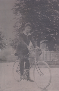 Mulder-z-0281 Foto: Gerrit Jan Mulder op zijn racefiets.Achtergrondinformatie:Gerrit Jan Mulder, geboren op 05-06-1905 ...